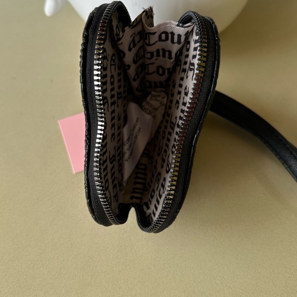 Juicy Couture Liquorice Heart Zip Around Wristlet NWT - Picture 2 of 4